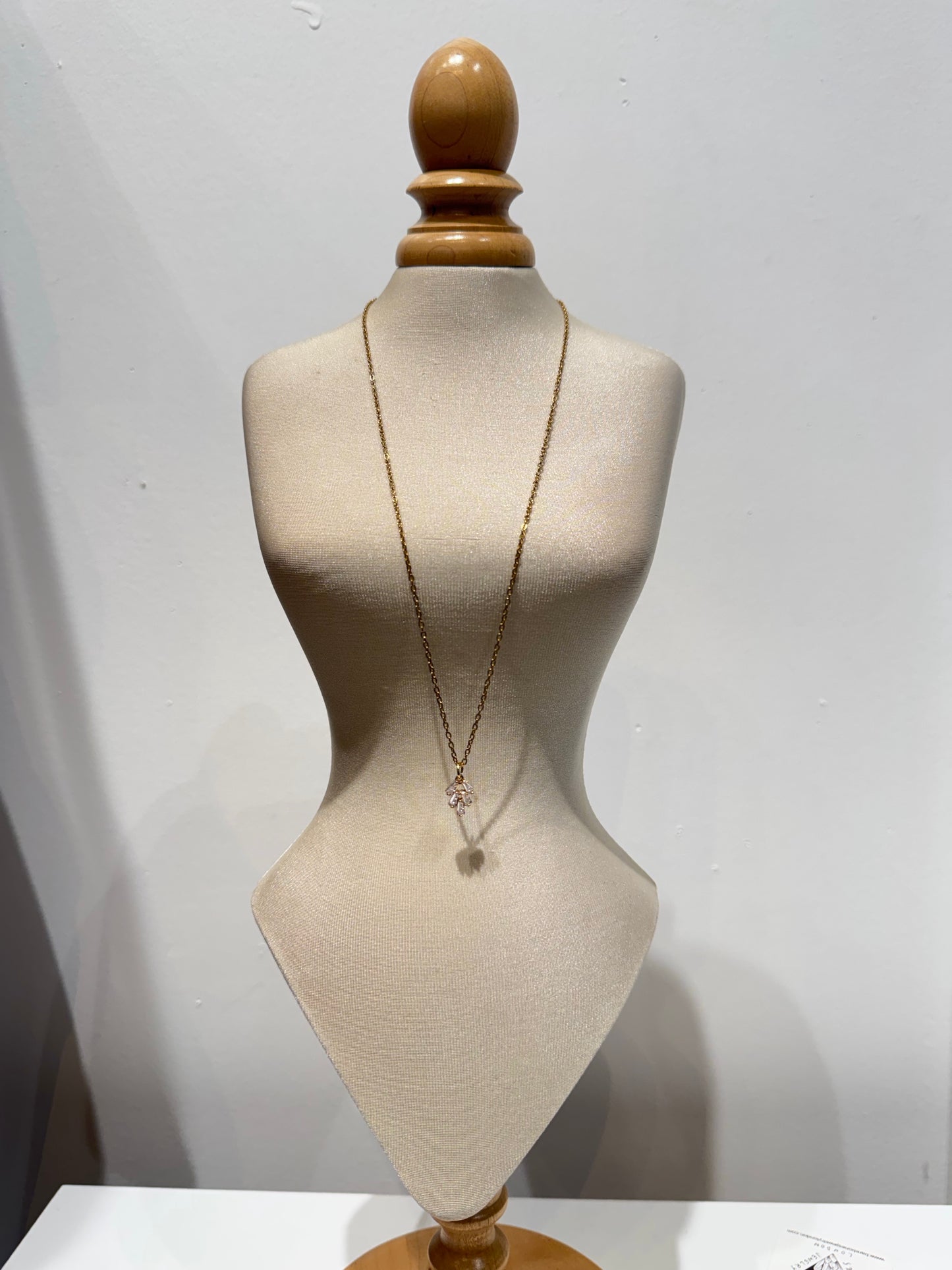 5 clear stone necklace