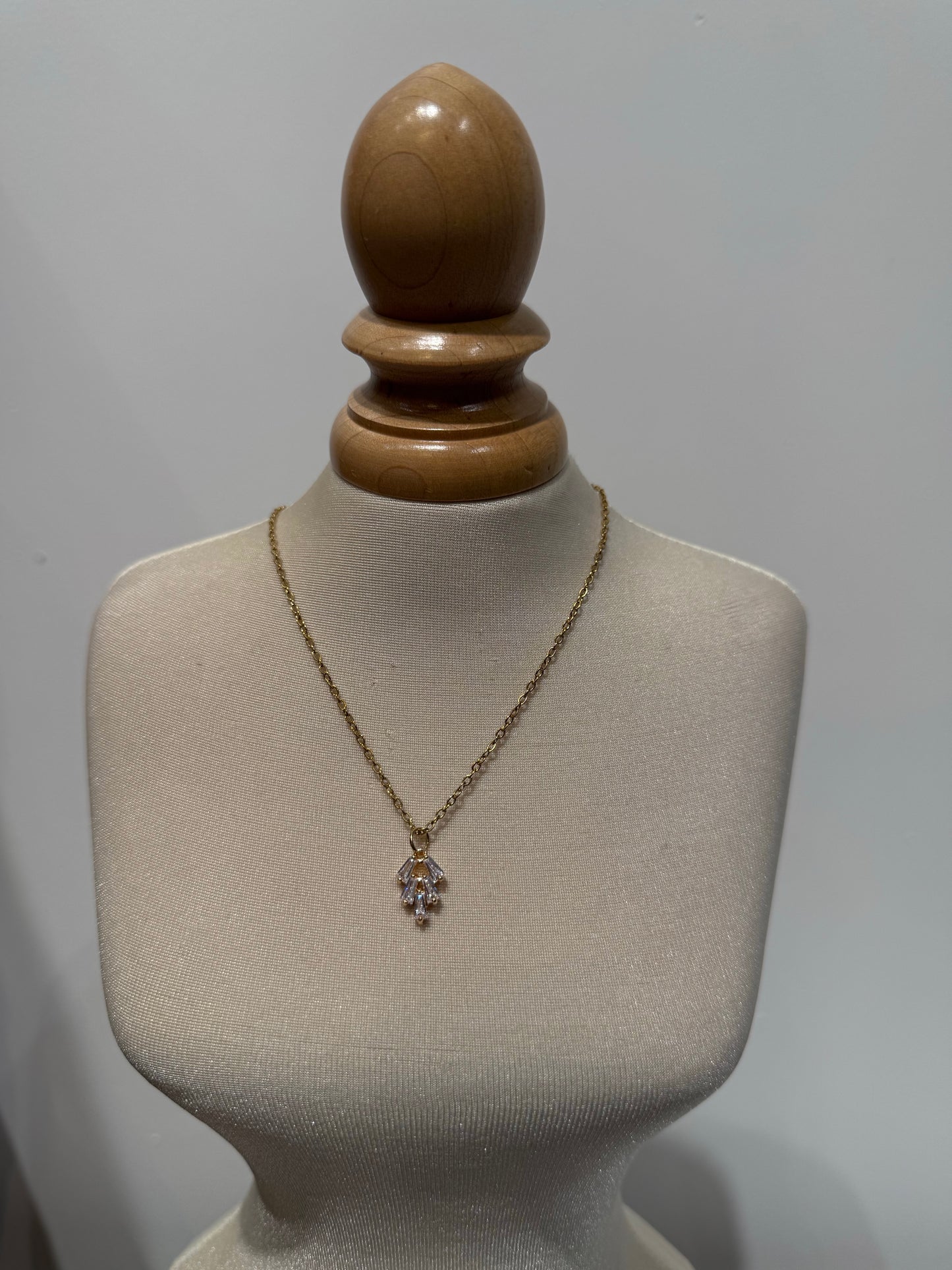 5 clear stone necklace